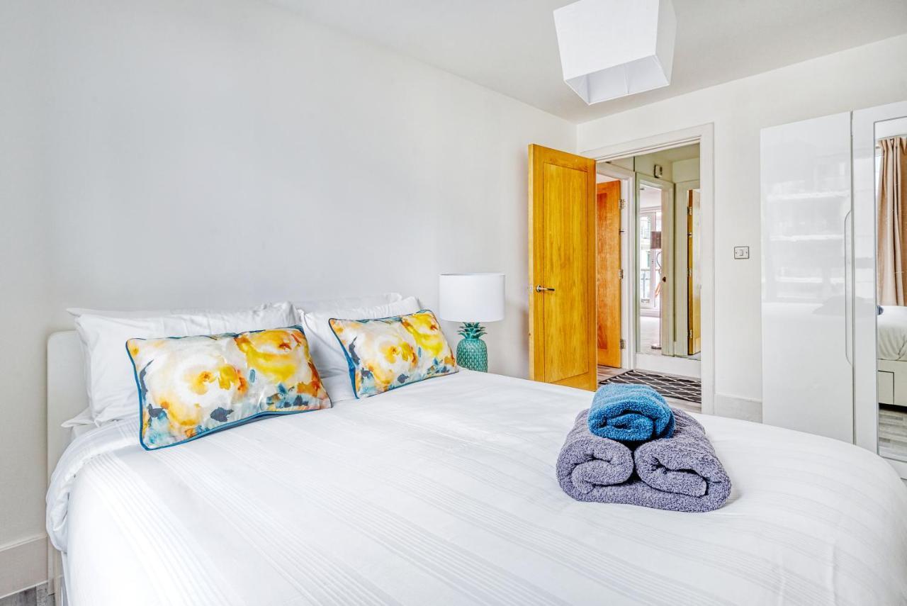 Riverside 2-Bedroom Apartments Londra Esterno foto
