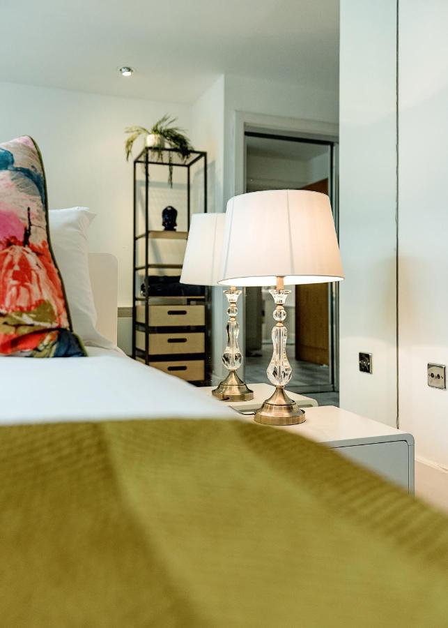 Riverside 2-Bedroom Apartments Londra Esterno foto