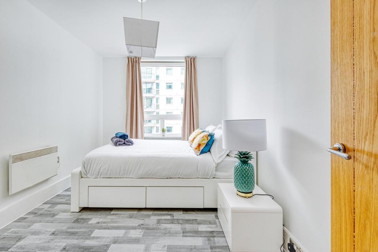 Riverside 2-Bedroom Apartments Londra Esterno foto