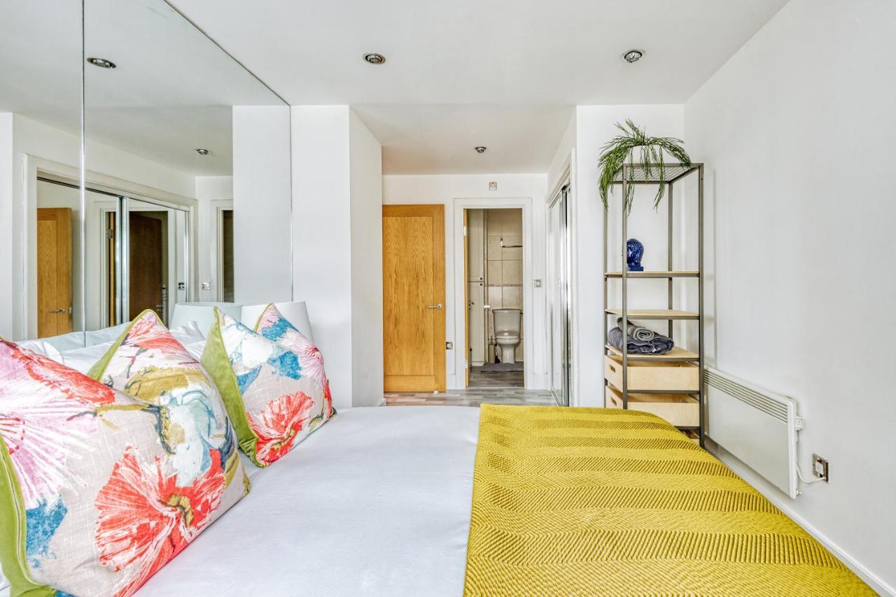 Riverside 2-Bedroom Apartments Londra Esterno foto