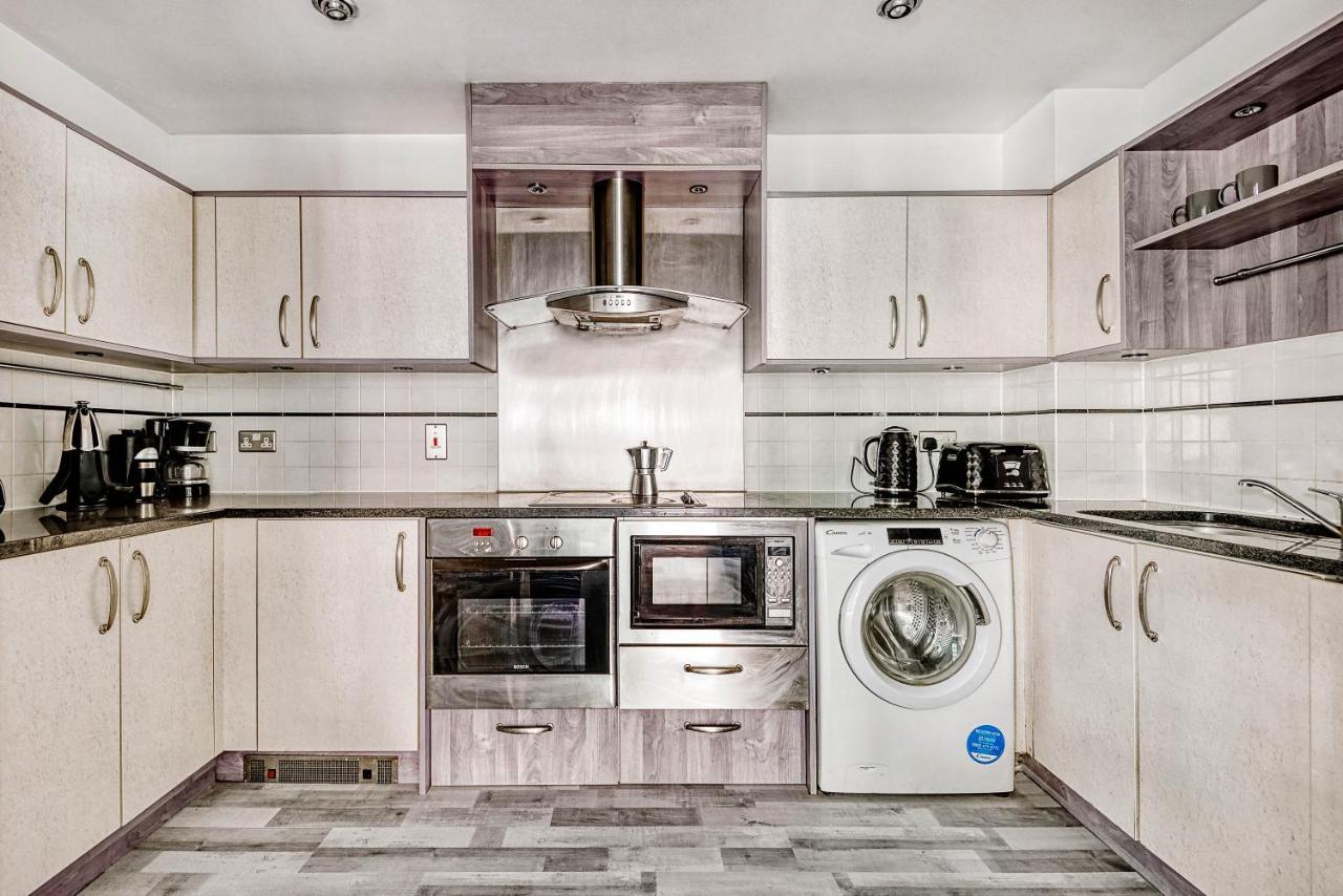Riverside 2-Bedroom Apartments Londra Esterno foto